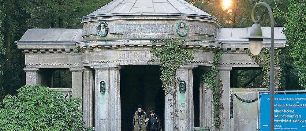 Fast wie früher. Vor drei Wochen wurde auf das Mausoleum des Schnellbootfabrikanten Fritz Caspary ein Zinkdach gesetzt.