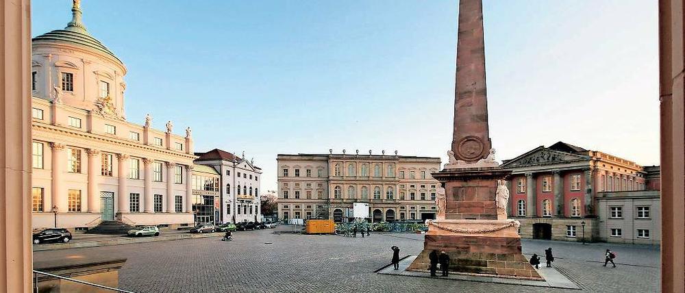 Der Alte Markt präsentiert sich zunehmend in seiner Gestalt vor den Zerstörungen des Zweiten Weltkriegs. Das Palais Barberini feierte Richtfest.