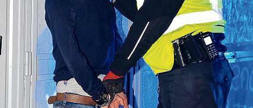 Abgeführt. Der Syrer hatte im Bus nach Mailand drei Reisende attackiert.