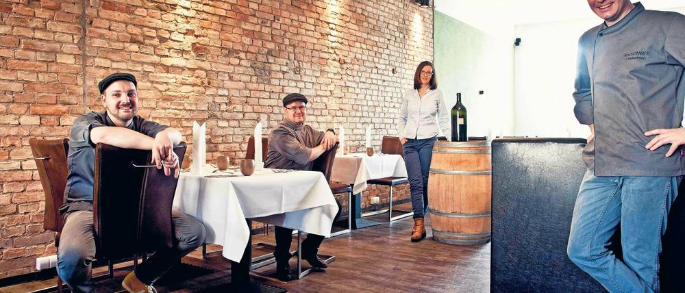 Zusammen kreieren sie Gerichte. Jörg Frankenhäuser (rechts) bedient mit seiner Frau Claudia Frankenhäuser die Gäste, während Küchenchef Patrick Schwatke (links) und Sven Frankenhäuser (Mitte) kochen.
