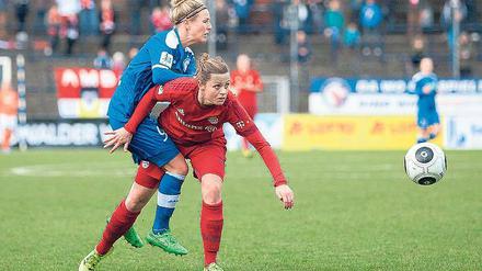 Kein Vorankommen. Turbine Potsdam hat im Kampf um eine bessere Platzierung in der Frauenfußball-Bundesliga keinen Boden gutgemacht. Svenja Huth, hier im Zweikampf gegen Nora Holstad Berge, konnte gegen Bayern München nicht viel ausrichten.