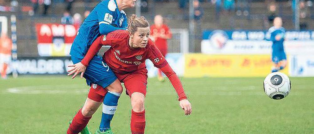 Kein Vorankommen. Turbine Potsdam hat im Kampf um eine bessere Platzierung in der Frauenfußball-Bundesliga keinen Boden gutgemacht. Svenja Huth, hier im Zweikampf gegen Nora Holstad Berge, konnte gegen Bayern München nicht viel ausrichten.