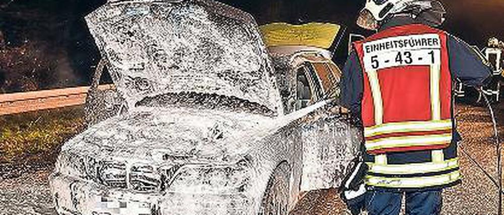 Totalschaden. Der BMW brannte auf der A9, verletzt wurde niemand.