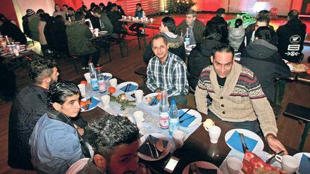Lange Tafel. Rund 140 Menschen kamen zu dem Weihnachtessen.
