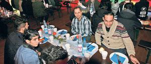 Lange Tafel. Rund 140 Menschen kamen zu dem Weihnachtessen.