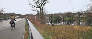 Ausgeufert. An der Nedlitzer Nordbrücke endet derzeit eine Grünfläche. An ihrer Stelle kann sich die Stadtverwaltung auch Wohnhäuser vorstellen. Wo dann ein Uferweg verlaufen soll, wäre somit offen.