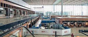 Menschenleeres Terminal. Der Aufsichtsrat des künftigen Hauptstadtflughafens BER könnte bald wesentlich mehr Mitglieder haben. Die Gewerkschaft Verdi will Arbeitnehmervertreter in dem Kontrollgremium haben.
