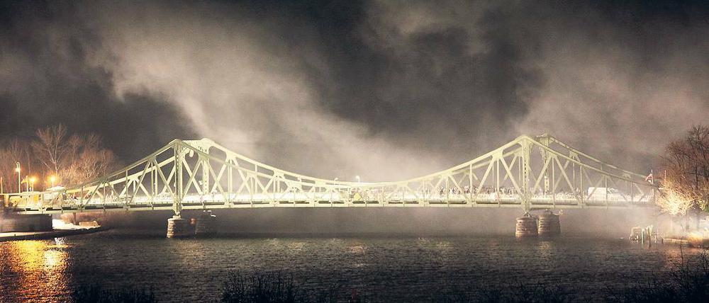 Filmreif. Die Glienicker Brücke während der Dreharbeiten für "Bridge of Spies" im Spätherbst 2014.
