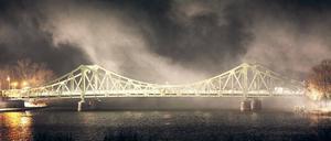 Filmreif. Die Glienicker Brücke während der Dreharbeiten für "Bridge of Spies" im Spätherbst 2014.