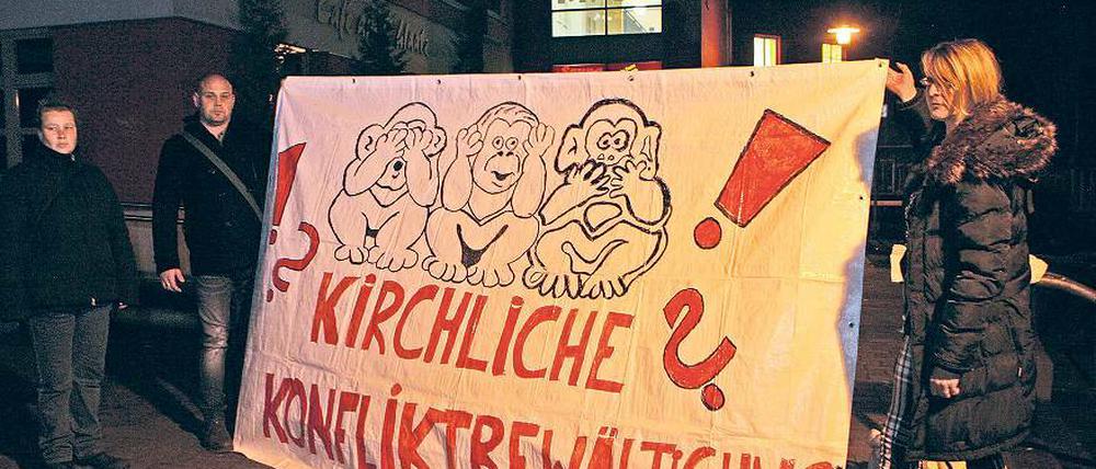 Protest. Unterstützer von Pfarrerin Pfeiffer am Freitag vor dem Bürgerhaus.