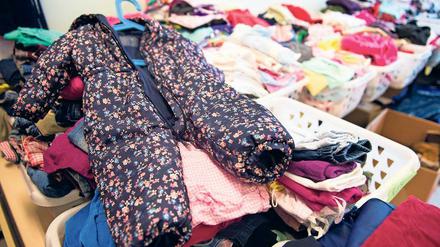 Großer Bedarf. Spenden für Flüchtlinge können in einer neuen Sammelstelle in der Haeckelstraße abgegeben werden. Bald könnte es dort so aussehen wie in dieser Kleiderkammer in Düsseldorf.