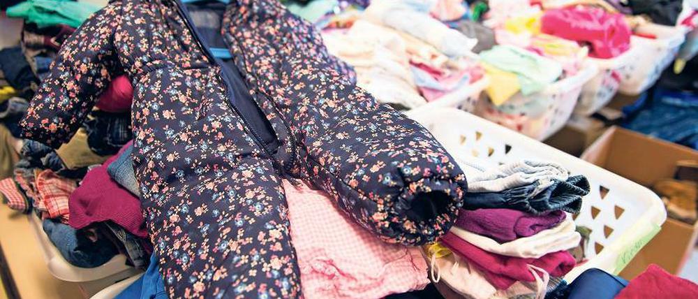 Großer Bedarf. Spenden für Flüchtlinge können in einer neuen Sammelstelle in der Haeckelstraße abgegeben werden. Bald könnte es dort so aussehen wie in dieser Kleiderkammer in Düsseldorf.