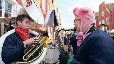 Ungeschminkt. Die Mitglieder der Band sind in den vergangenen Jahren teilweise als „Zwarte Pieten“ durch die Stadt gezogen.