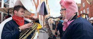 Ungeschminkt. Die Mitglieder der Band sind in den vergangenen Jahren teilweise als „Zwarte Pieten“ durch die Stadt gezogen.