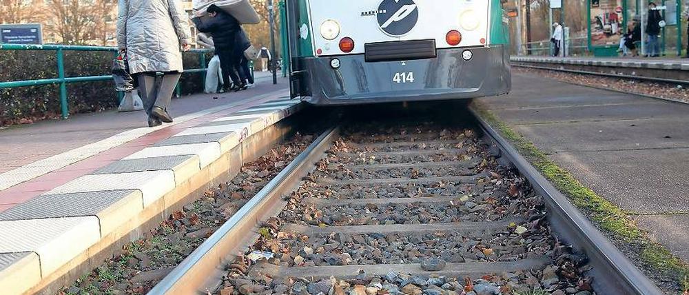Mehr Platz. Die Straßenbahnen in Potsdam sollen künftig breiter werden. Dafür müssen mehrere Kilometer Gleise in den kommenden Jahren erneuert und umgebaut werden. Erst dann können die Bahnen aneinander vorbeifahren.