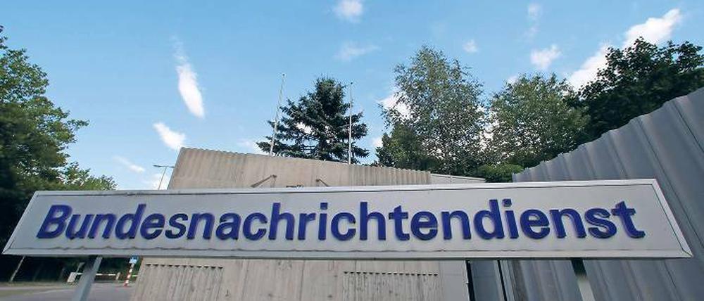 Zinke soll einer Gemeindevertreterin angedroht haben, ihren Arbeitgeber, den BND, öffentlich zu machen, sofern sie nicht von allen Ämtern zurücktrete.