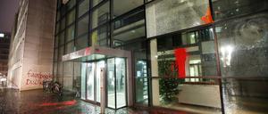 Die Hamburger Niederlassung von Facebook ist am Samstagabend angegriffen worden, die Täter beschmierten das Gebäude mit Farbe, schmissen Scheiben ein und schrieben "Facebook dislike" sauf die Hauswand.