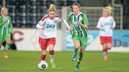 Abgelaufen im Pokal. Turbine-Stürmerin Huth im Spiel gegen den VfL.