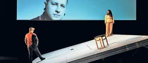 Zeit zum Reden. In dem Stück „Mit Tötungsdelikten ist zu rechen“ teilen sich Kevin Müller und Manuela Ratz eine Bühne – er ein Ex-Nazi, sie ein Opfer rechtsradikaler Gewalt. Gemeinsam mit vier weiteren Akteuren und drei professionellen Schauspielern des Hans Otto Theaters spielen sie gegen den Fremdenhass.