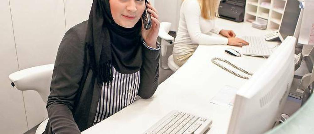 Patienten willkommen heißen. Auch das gehört zu den Aufgaben von Farhat Siddiqi, die im Nervenzentrum Potsdam zur Medizinischen Fachangestellten ausgebildet wird.