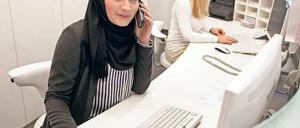 Patienten willkommen heißen. Auch das gehört zu den Aufgaben von Farhat Siddiqi, die im Nervenzentrum Potsdam zur Medizinischen Fachangestellten ausgebildet wird.