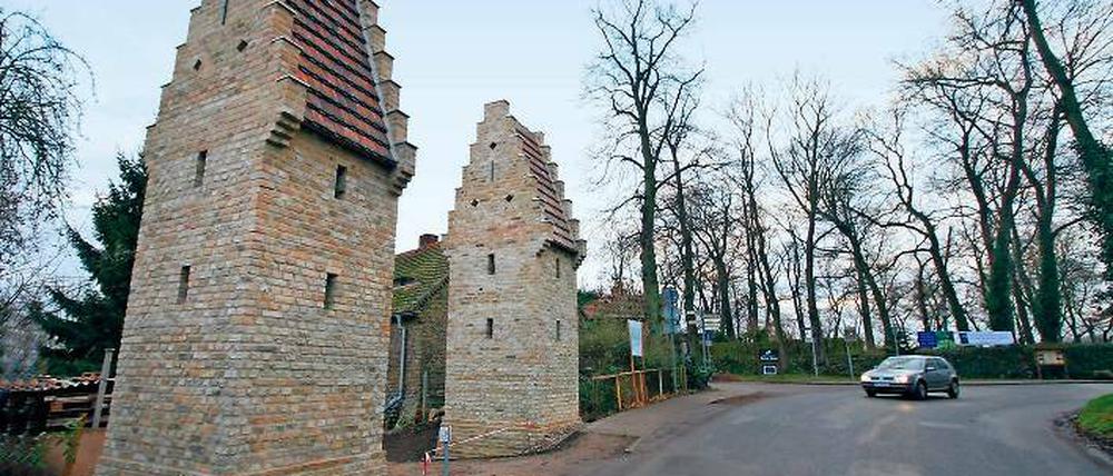 Weiter hinten als das Original. Die beiden Türme wurden um etwa einen halben Meter auf das Privatgrundstück von Yves Zimmer versetzt, damit mehr Abstand zur Straße herrscht. In den kommenden Jahren soll sie erneuert und für Fußgänger sicherer werden.