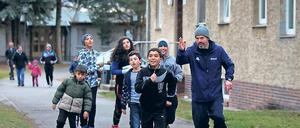 Immer in Bewegung. Der Ehrenamtler Manfred Beger (r.) hat den „Ersten Internationalen Lauftreff“ für Bewohner und Nachbarn des Flüchtlingsheims in Ferch organisiert. Zum Lauf kamen zwar nur wenige, dafür wurde im Anschluss Fußball gespielt.
