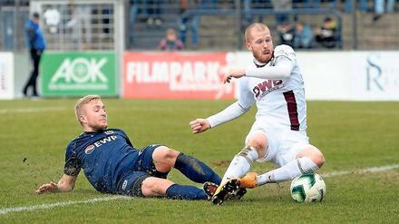 Das vorige Aufeinandertreffen war intensiv, aber torlos. Mit 0:0 trennten sich Babelsberg und der BFC Dynamo Ende März dieses Jahres im Karl-Liebknecht-Stadion. Dabei wurde um jeden Zentimeter gekämpft. Wie hier zwischen SVB-Verteidiger Severin Mihm (l.) und dem Berliner Stürmer Christian Preiß.