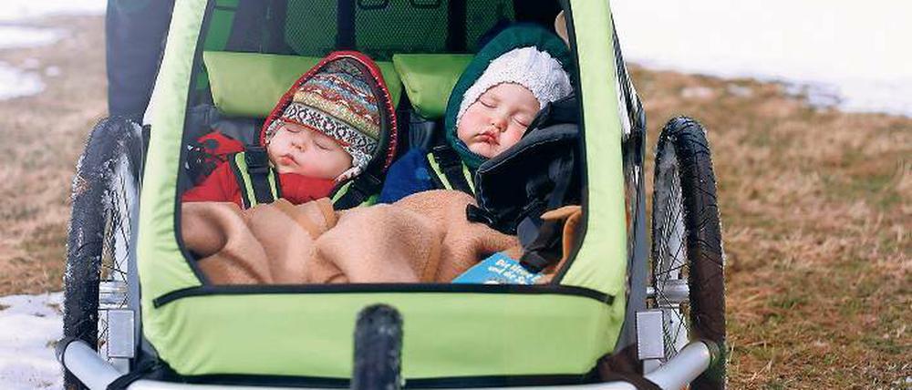 Träumt süß. Im Fahrradanhänger klappt es mit dem Mittagsschlaf oft besser als im Bettchen – selbst im Winter.