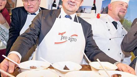 Wirrwarr um Förderbescheide. Infrastrukturminister Jörg Vogelsänger (SPD), hier auf der Grünen Woche in Berlin, hat große Schwierigkeiten bei der Aufklärung der Affäre um pro agro.