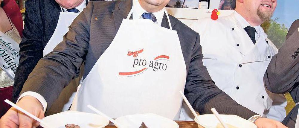 Wirrwarr um Förderbescheide. Infrastrukturminister Jörg Vogelsänger (SPD), hier auf der Grünen Woche in Berlin, hat große Schwierigkeiten bei der Aufklärung der Affäre um pro agro.