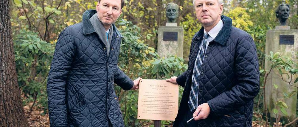 Kommentar für den Kopf. Auf Lutz Heck, Direktor von 1932 bis 1945, ist man im Zoo nicht stolz. Eine von Zoochef Andreas Knieriem (l.) und Frank Bruckmann, Aufsichtsratsvorsitzender der Zoo AG, vor der Büste angebrachte Tafel erläutert die Gründe.