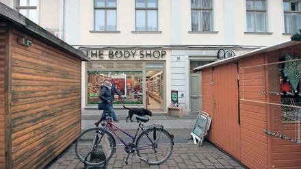 Freier Blick auf die Schaufenster. In diesem Jahr stören die Weihnachtsmarkt-Buden weniger beim Einkaufsbummel. Die seitlichen Fenster gibt es nicht mehr.