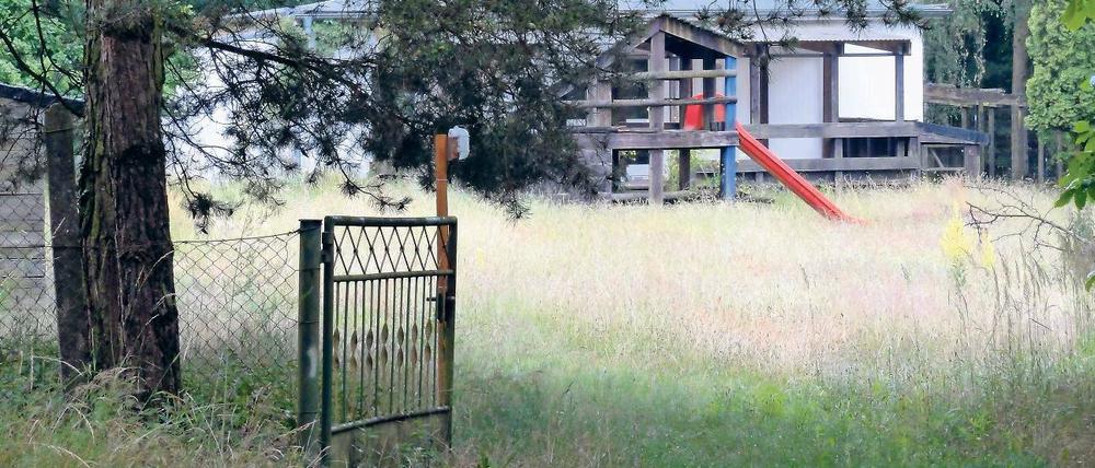 Der Schwarze Berg in Töplitz. Zwischen Autobahn, dem brach liegendem Kinderdorf (Bild) und Wald sollen 70 Asylbewerber in einem Bauarbeiterhostel unterkommen.