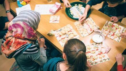 Vorbereitung aufs Fest. Viele Flüchtlingskinder erleben das erste Mal Weihnachten.