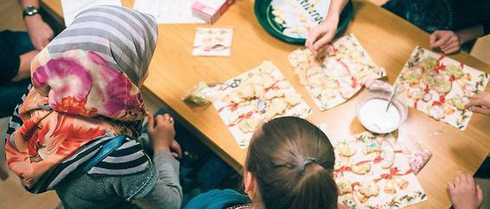 Vorbereitung aufs Fest. Viele Flüchtlingskinder erleben das erste Mal Weihnachten.