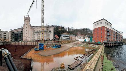 Wo soll der Weg hin? Neben dem Schinkelspeicher (r.) soll ein Wohnhaus entstehen, das einem am Wasser verlaufenden Uferweg entgegenstünde. Das will die Stadt verhindern.