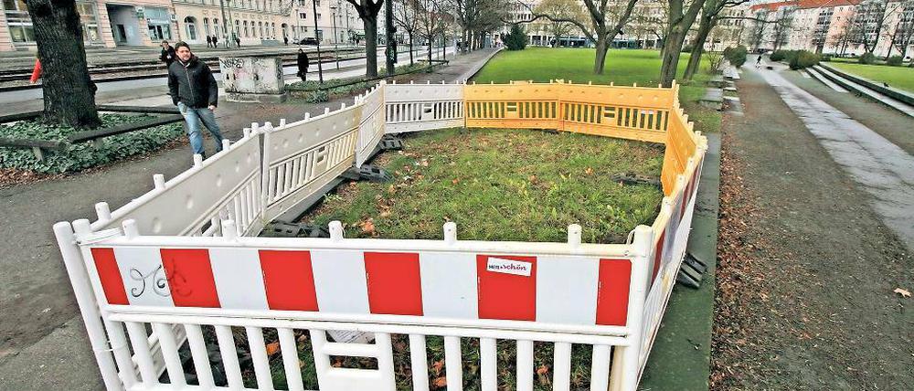 Zaun des Anstoßes. Das abgesteckte Areal ist als Satire gemeint.