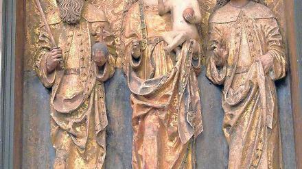In Not. Dem mittelalterlichen Altaraufsatz in der Kirche in Ruhland hat der Insektenfraß erheblich zugesetzt. Auch die Farbe blättert inzwischen bei Maria mit dem Christusknaben sowie beim Heiligen Heinrich (l.) und dem Heiligen Sigismund (r.) an vielen Stellen ab.