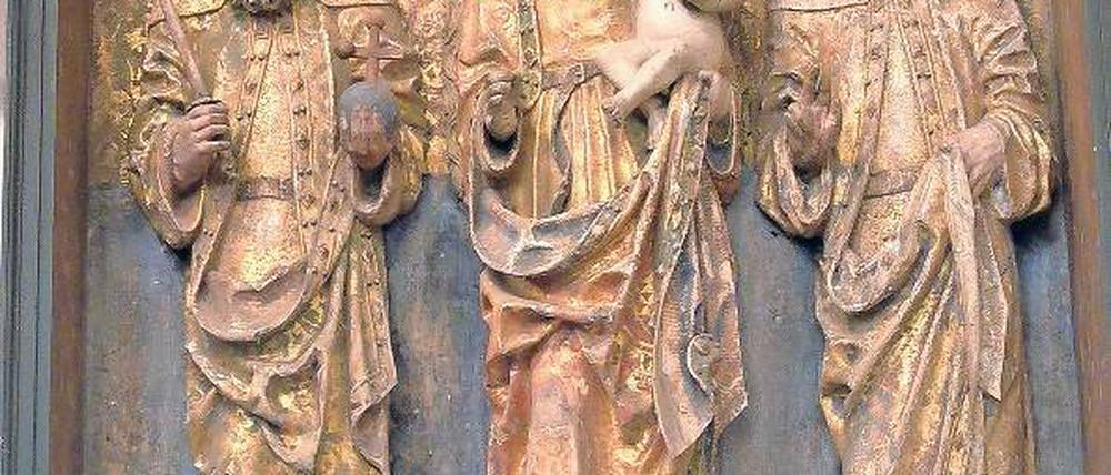 In Not. Dem mittelalterlichen Altaraufsatz in der Kirche in Ruhland hat der Insektenfraß erheblich zugesetzt. Auch die Farbe blättert inzwischen bei Maria mit dem Christusknaben sowie beim Heiligen Heinrich (l.) und dem Heiligen Sigismund (r.) an vielen Stellen ab.