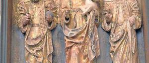 In Not. Dem mittelalterlichen Altaraufsatz in der Kirche in Ruhland hat der Insektenfraß erheblich zugesetzt. Auch die Farbe blättert inzwischen bei Maria mit dem Christusknaben sowie beim Heiligen Heinrich (l.) und dem Heiligen Sigismund (r.) an vielen Stellen ab.