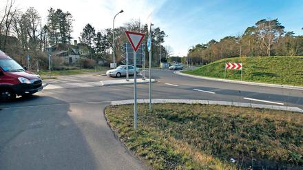 Radler bleiben an diesem Schild stehen. Doch auch die Autofahrer warten. Wer hat denn nun Vorfahrt am Kienwerderschen Kreisel? Die Straßenverkehrsordnung sagt, grundsätzlich die Radler. Doch das Verkehrsamt hat die roten Dreiecke aufgestellt.