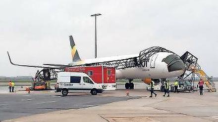 Abgeknickt. Der Mast fiel auf die Condor-Maschine. 