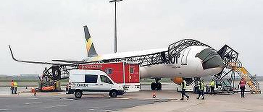 Abgeknickt. Der Mast fiel auf die Condor-Maschine. 