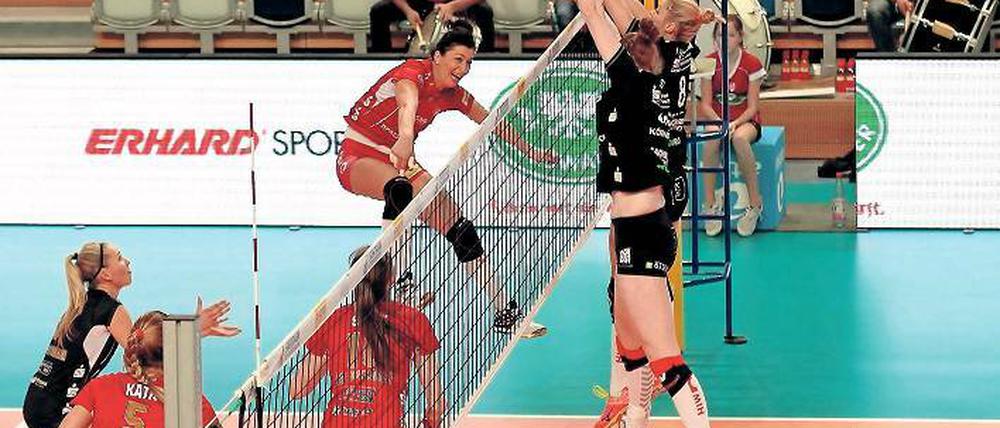 Aus einem drohenden Debakel wurde beinahe noch ein Coup. Als sie bereits scheinbar aussichtslos zurücklag, fing die Potsdamer Mannschaft um Manuela Roani (l.) an, sich gegen den Champion aus Sachsen zu wehren. Am Ende reichte es zwar nicht zum Sieg, aber immerhin zu einem Punktgewinn.