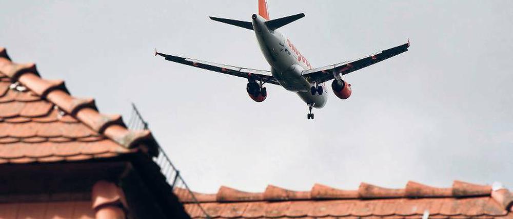 Über den Dächer. Der Fluglärm rund um den Hauptstadtflughafen BER in Schönefeld hat offenbar keine negativen Auswirkungen auf den Immobilienmarkt.