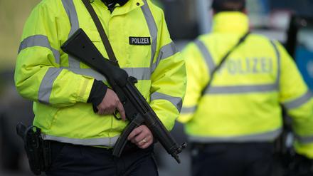Deutschlandweit ist die Polizei in hoher Alarmbereitschaft. Hier ein Bild von Polizeikontrollen an der deutsch-belgischen Grenze.