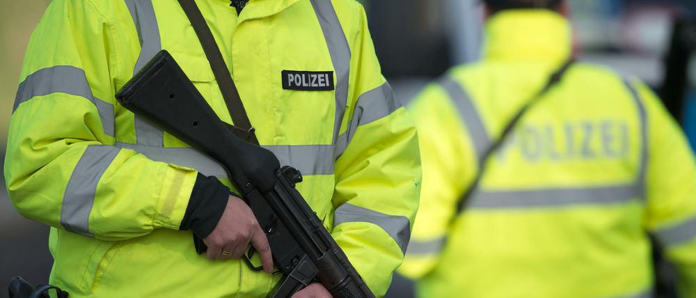 Deutschlandweit ist die Polizei in hoher Alarmbereitschaft. Hier ein Bild von Polizeikontrollen an der deutsch-belgischen Grenze.