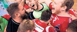 Potsdamer Jubeltraube. Nach Ertönen der Schlusssirene feierten die VfL-Spieler ihren Torwart Matthias Frank (grüner Dress), der bei der letzten Aktion der Partie eine starke Parade zeigte und so den Heimsieg festhielt.