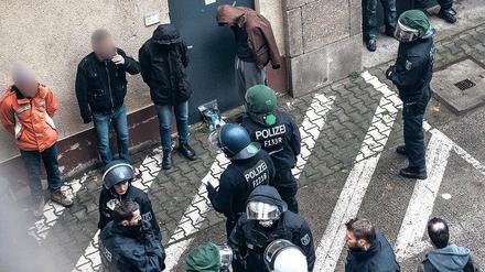 Alarm am Flughafen. Polizisten mit schweren Helmen nahmen etliche Flüchtlinge fest.
